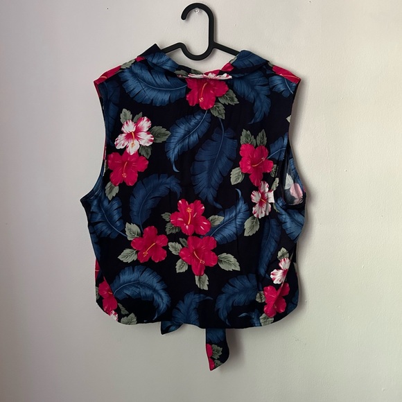La Cabaña All Night Long | Floral Cropped Sleeveless Knot-Tie Top - Picture 2 of 7